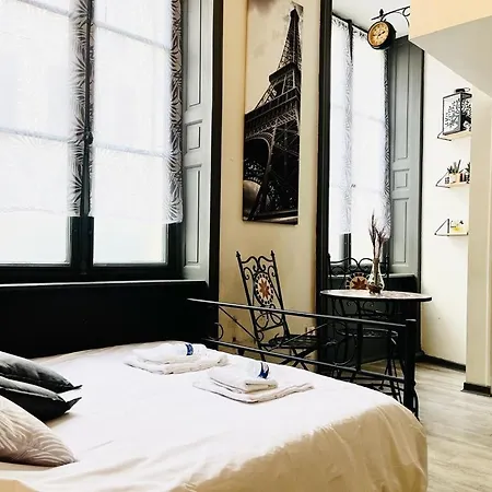 Capucin 2 Super Au Pied De La Cathedrale