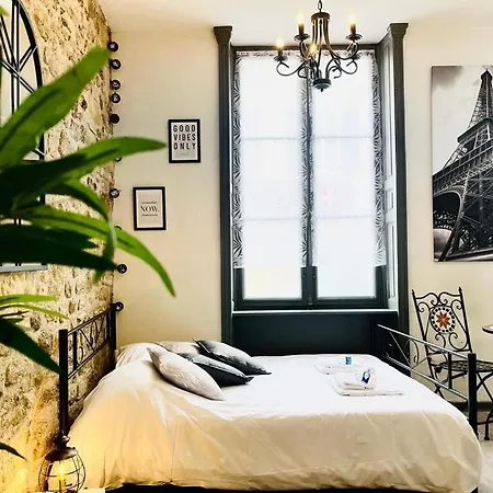 Capucin 2 Super Au Pied De La Cathedrale *